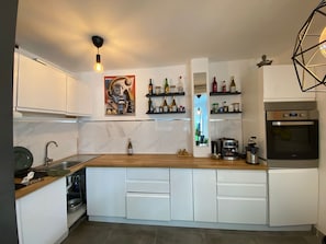 Microondas, horno, parrilla de estufa y lavavajillas 