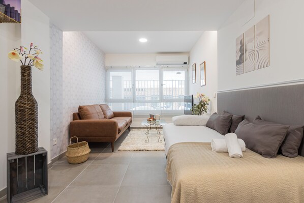 Standaard studio | Een strijkplank/strijkijzer, gratis wifi