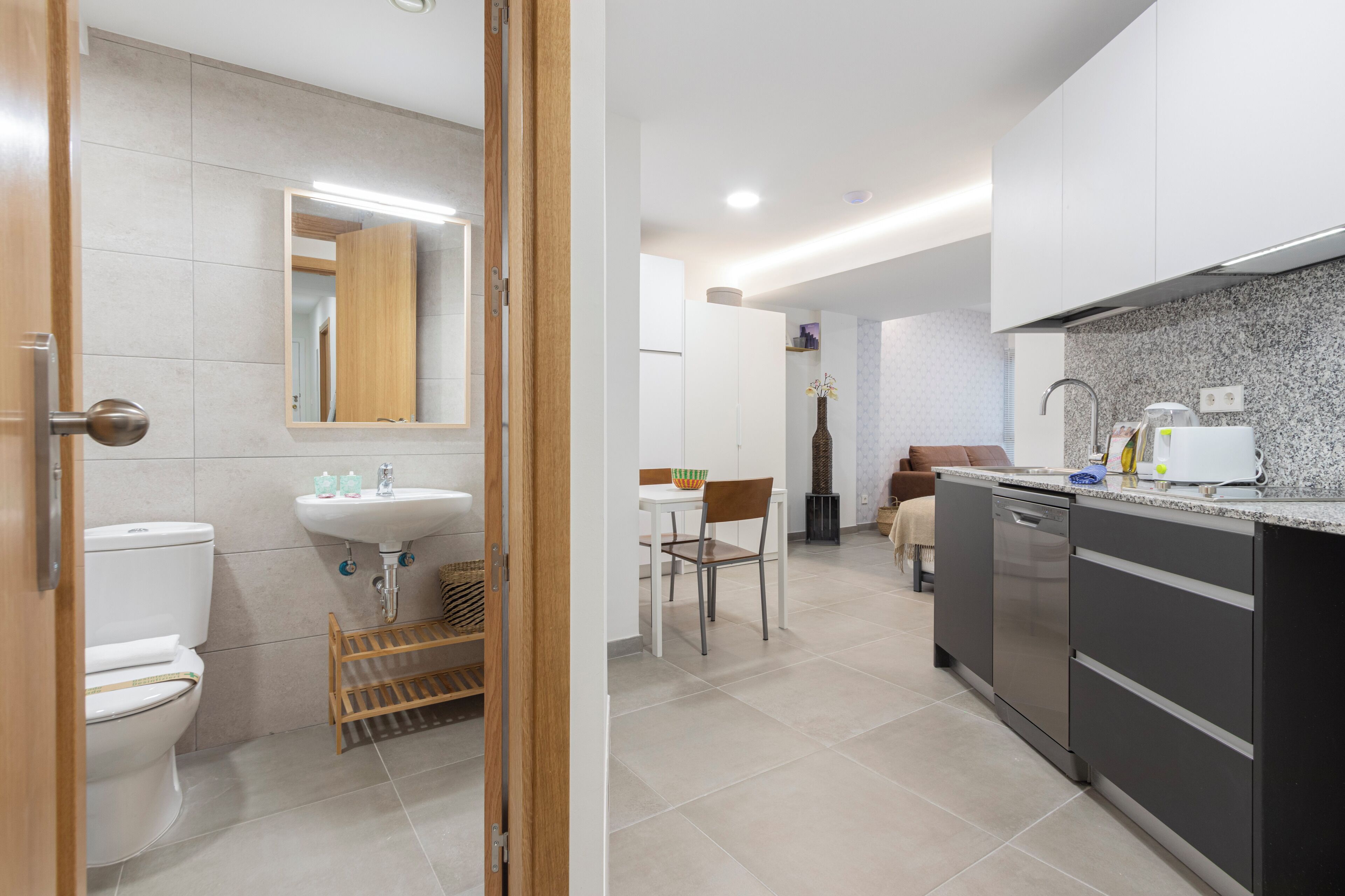 Estudio estándar | Cocina privada | Frigorífico, microondas, placa de cocina y lavavajillas
