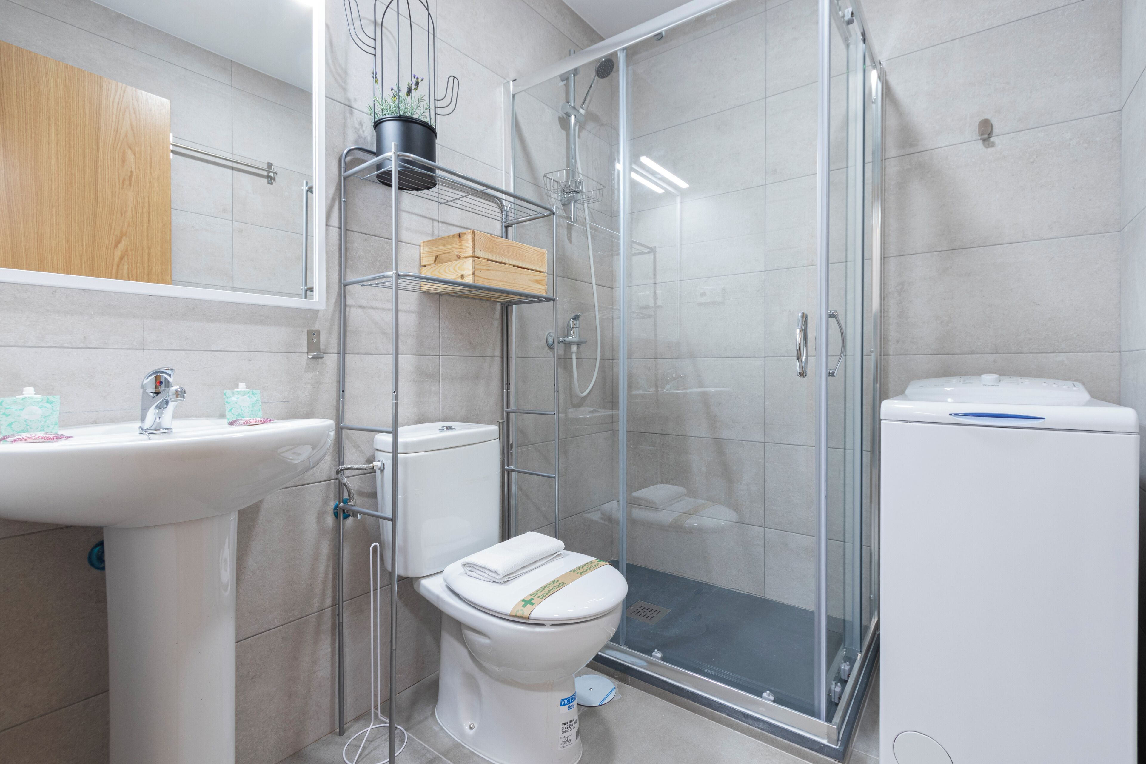 Apartamento, 1 habitación | Baño | Ducha, secador de pelo, jabón y champú