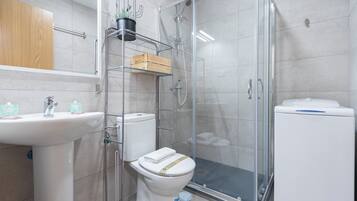 Appartement, 1 slaapkamer | Badkamer | Een douche, een haardroger, zeep, shampoo