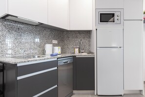 Appartement, 1 chambre | Cuisine privée | Réfrigérateur, four à micro-ondes, surface de cuisson, lave-vaisselle