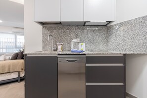 Standaard studio | Privékeuken | Een koelkast, een microgolfoven, een kookplaat, een vaatwasser