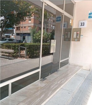 Front of property - Dobo Madrid América (Madrid)