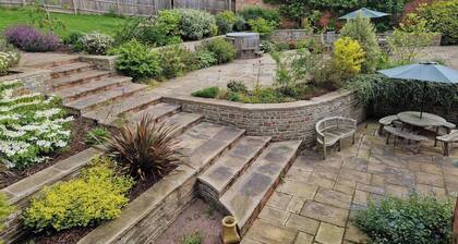 Farmhouse. Sleeps 10. Hot tub & pool table.