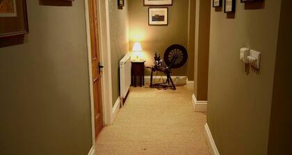 Farmhouse. Sleeps 10. Hot tub & pool table.