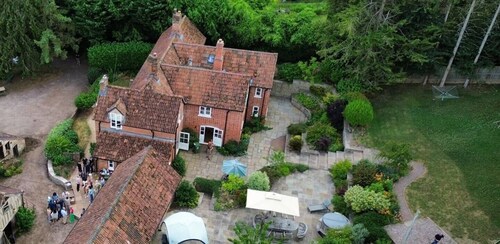 Farmhouse. Sleeps 10. Hot tub & pool table.