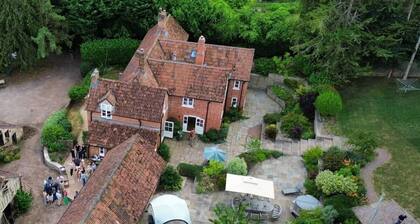 Farmhouse. Sleeps 10. Hot tub & pool table.