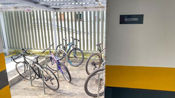 A bicycle parking area with a sign indicating it is a bicycle station. - Apto c Varanda Piscina e Sal o de Jogos (Salvador)