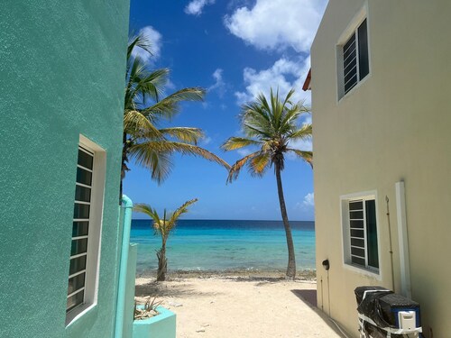 Cozy 2-bedroom condo with AC in Bonaire, shared pool, ocean access