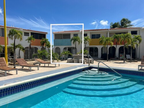 Lighthouse beach 35, 2bdr condo with AC in Bonaire, shared pool, ocean access