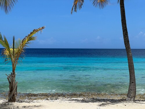 Lighthouse beach 35, 2bdr condo with AC in Bonaire, shared pool, ocean access