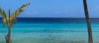 Lighthouse beach 35, 2bdr condo with AC in Bonaire, shared pool, ocean access