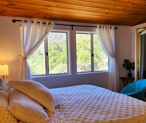 3 bedrooms, desk, iron/ironing board, travel cot