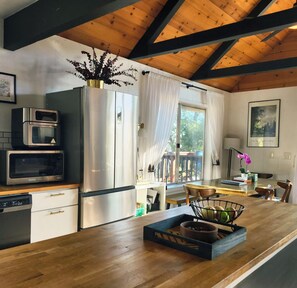 Fridge, microwave, oven, stovetop - Cabin / hotub next to a Creek near Bass lake, 45/min to Yosemite south gate (North Fork)