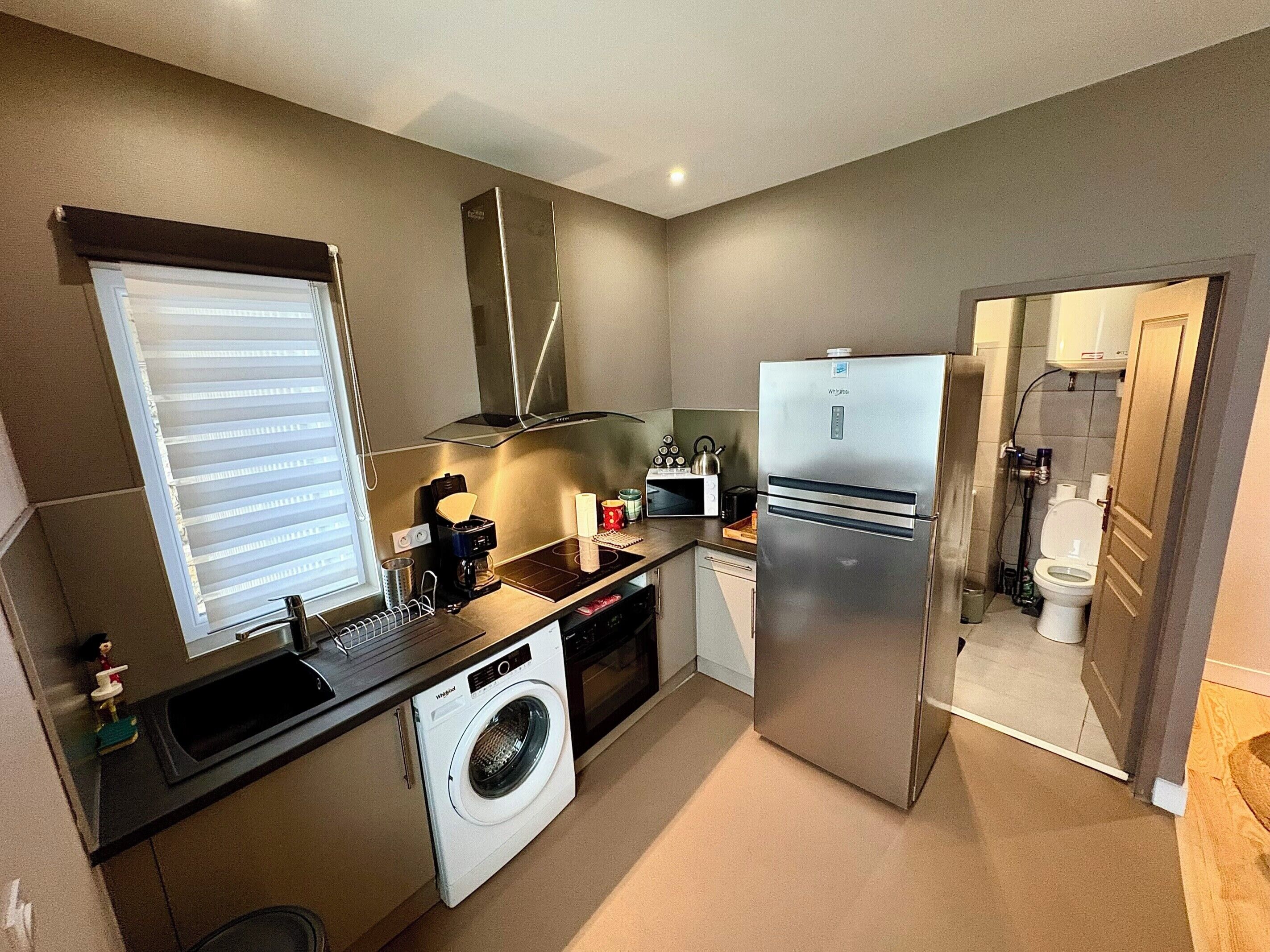 Fridge, oven, coffee/tea maker