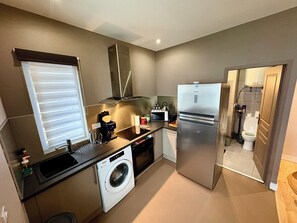 ثلاجة، فرن، ماكينة لصنع القهوة/الشاي