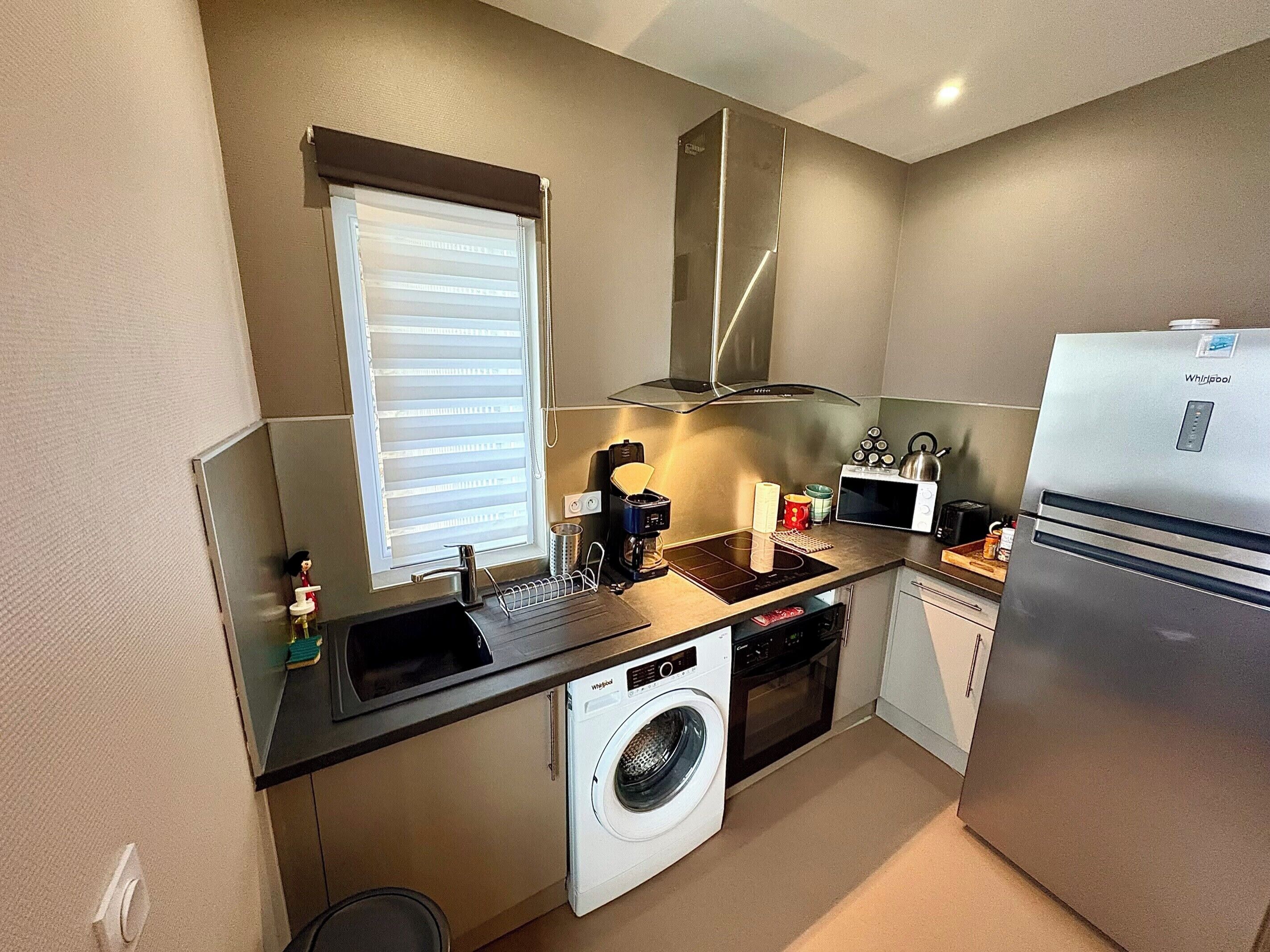 Kylskåp, ugn och kaffe- och tebryggare