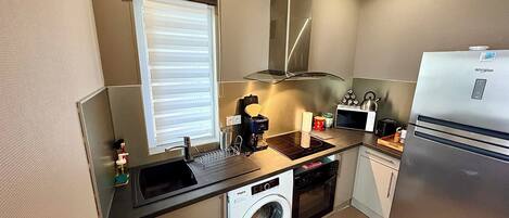 Réfrigérateur, four, cafetière/bouilloire