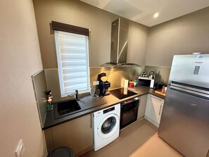 Refrigerador, horno y cafetera y tetera 