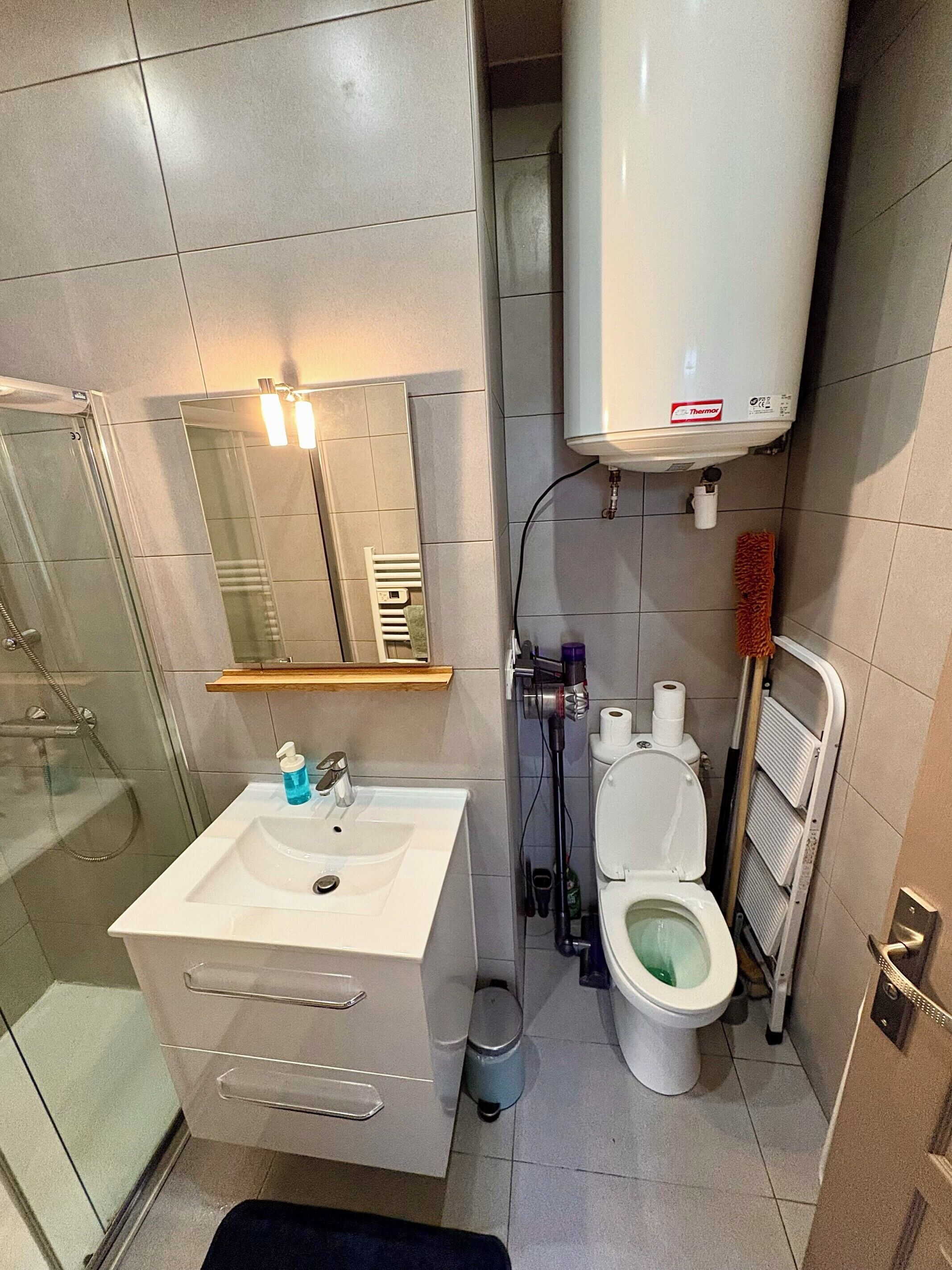 Sèche-cheveux, serviettes fournies