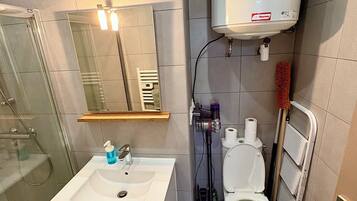 SĂšche-cheveux, serviettes fournies