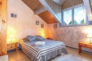 4 bedrooms, iron/ironing board, WiFi