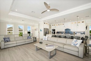 ハウス ベッド (複数台) (Anchors Down) | リビング エリア