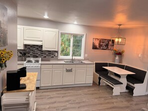 Kjøleskap, mikrobølgeovn, ovn og kokeplater