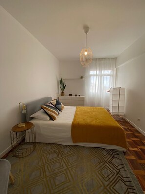 2 bedrooms, desk, Internet, bed sheets