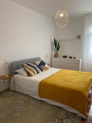 2 bedrooms, desk, Internet, bed sheets