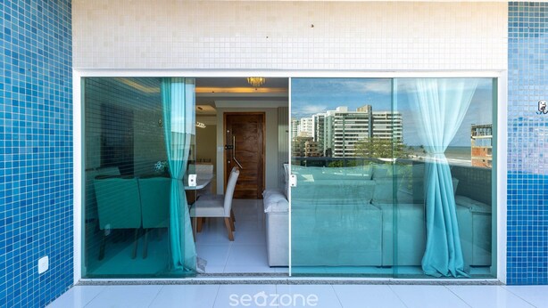 Ein modernes Hotelzimmer mit Balkon, einer Essecke und Blick auf die Stadt.