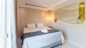 Ein Schlafzimmer mit einem Bett, einer Wandleuchte und einem Wanddekor.