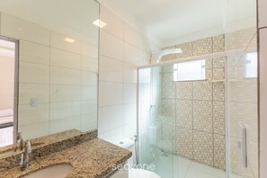 Basic Apartment | Bathroom