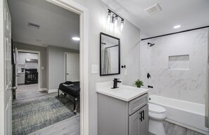 Dusche, Handtücher, Seife, Toilettenpapier