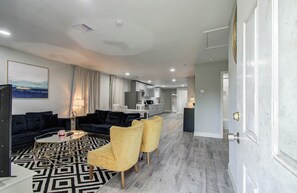 Living area - Sweet Stay on Pleasant (Houston)