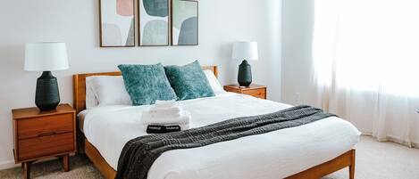 4 chambres, bureau, fer et planche à repasser, lit de bébé portatif