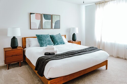 Enjoy a modern 4BR family-friendly home near the University of Alabama, just 12 miles from campus.