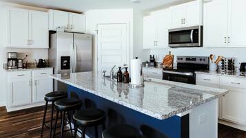 冰箱、微波炉、烤箱、炉灶