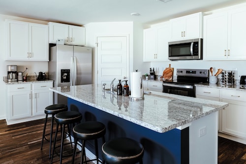 Enjoy a modern 4BR family-friendly home near the University of Alabama, just 12 miles from campus.