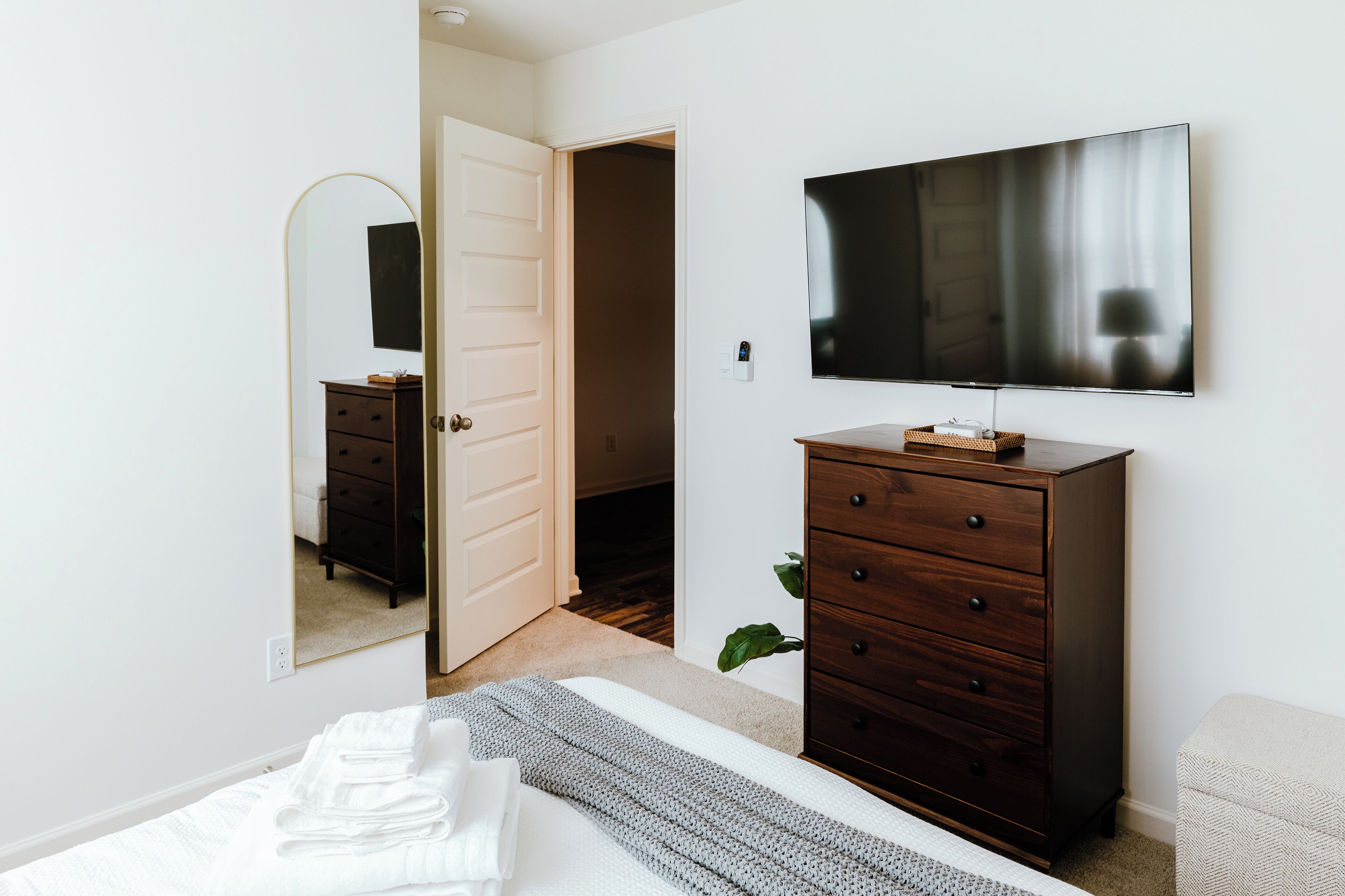 Relax in bed while watching your favorite shows on the Smart TV. Everything in its place — even the remote. Small touches that make a big difference.