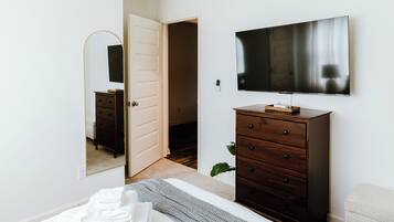 Relax in bed while watching your favorite shows on the Smart TV. Everything in its place — even the remote. Small touches that make a big difference.
