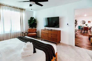 4 habitaciones, escritorio y tabla de planchar con plancha 