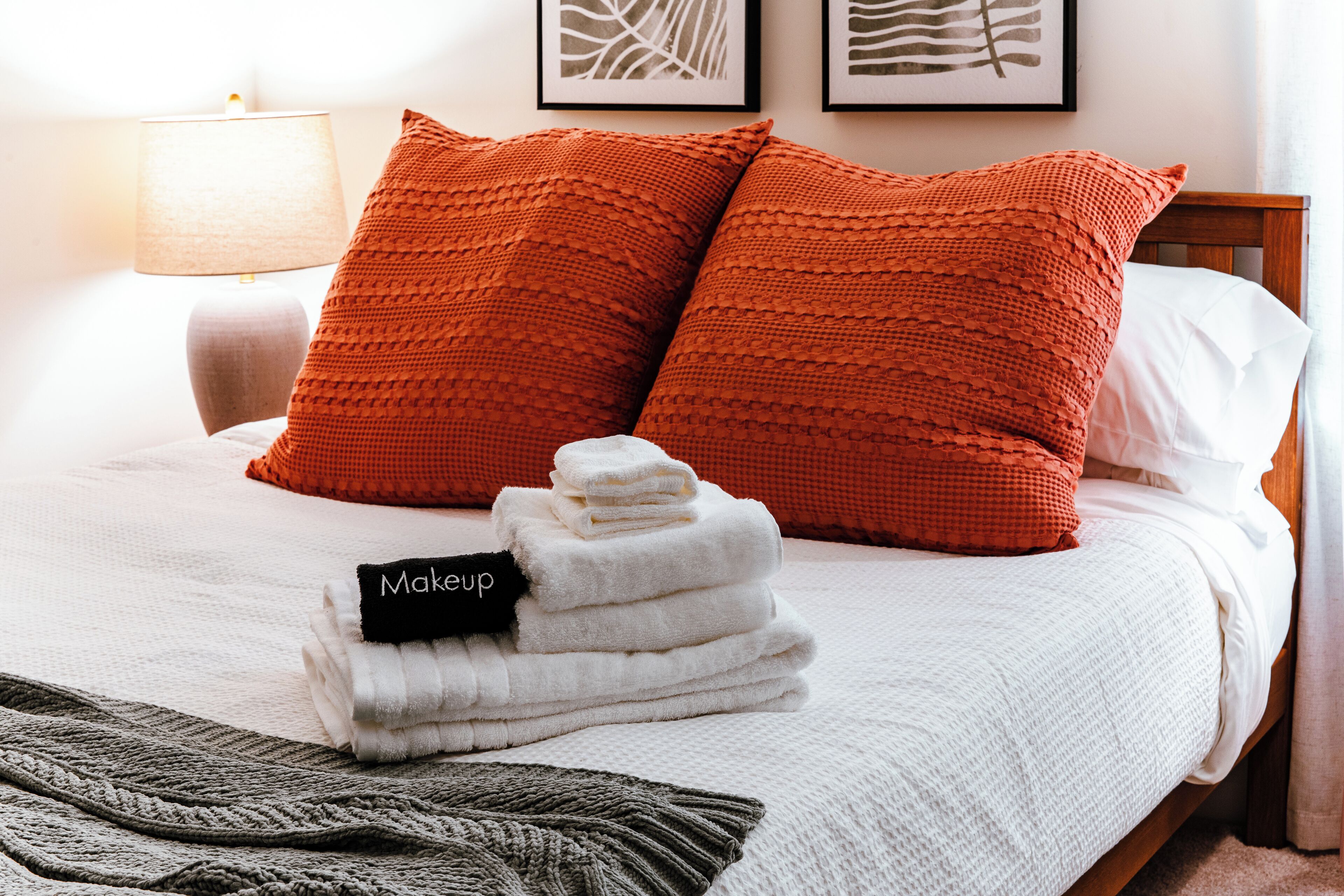 3 habitaciones, escritorio y tabla de planchar con plancha 