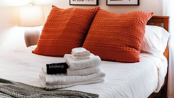 3 habitaciones, escritorio y tabla de planchar con plancha