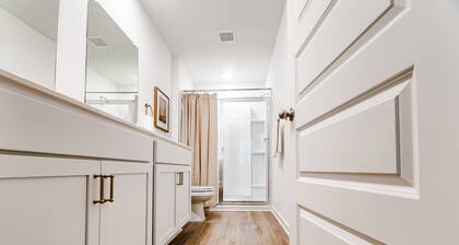 Modern 3BR 12 miles to UA with King Bed, Fire Pit, and Private Primary Bedroom and Bath.