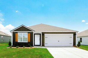 Exterior - Modern 3BR near UA with King Bed, Fire Pit, and Private Primary Bedroom and Bath. (Tuscaloosa)