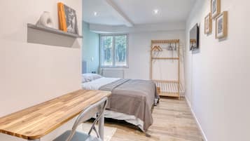 2 bedrooms, desk, WiFi, bed sheets