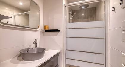 Toit Pour Vous in Maurens – Entspannende Auszeit im Dorf mit Garten und Pool