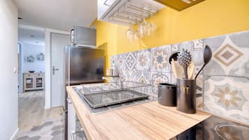 Fridge, microwave, oven, stovetop